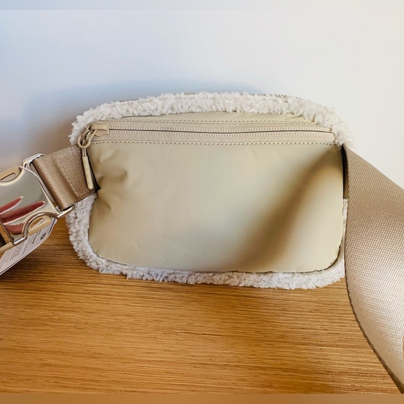 NWT! Lululemon! Everywhere Fleece Belt Bag in Natural Ivory Trench - Picture 7 of 16